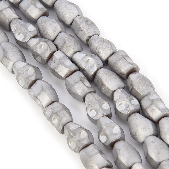 Бусины Череп Гематит 10х7х8 мм Серебристый матовый 40 см +-40 шт.