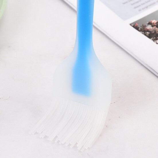 Кисточка маленькая силиконовая кухонная 20,7х3,3 см 1 шт. Прозрачно-голубой