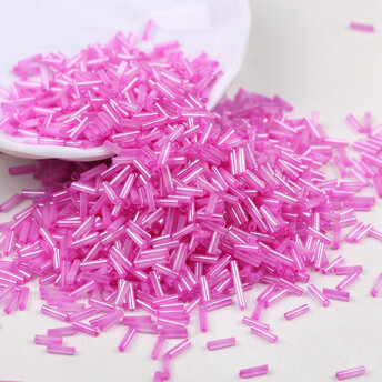 Бисер стеклярус блестящий 2х6 мм 50 г Розовый радужный