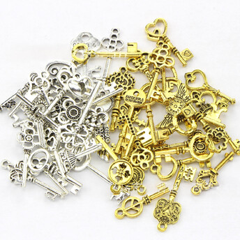 Набор подвесок Keys 20-40 мм 50 шт. Золото/Серебро
