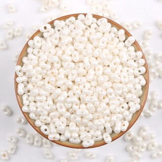 Бисер стеклянный в форме арахиса FARFALLE 6х4х3,2 мм 10 г Молочный блестящий