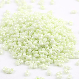 Бисер стеклянный в форме арахиса FARFALLE 6х4х3,2 мм 10 г Оливковый светлый блестящий