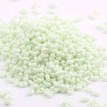 Бисер стеклянный в форме арахиса FARFALLE 6х4х3,2 мм 10 г Салатовый светлый блестящий