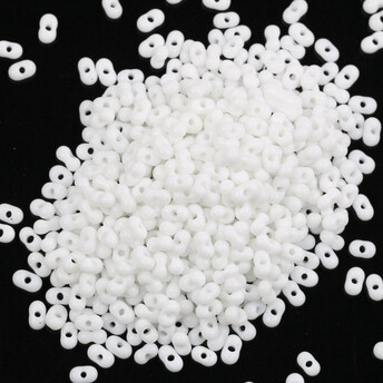 Бисер стеклянный в форме арахиса FARFALLE 6х4х3,2 мм 10 г Белый