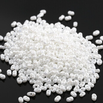 Бисер стеклянный в форме арахиса FARFALLE 6х4х3,2 мм 10 г Белый блестящий