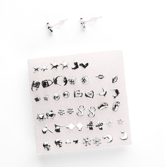 Набор сережек пластиковых 24 пары в коробке 6х6х2 см Серебро