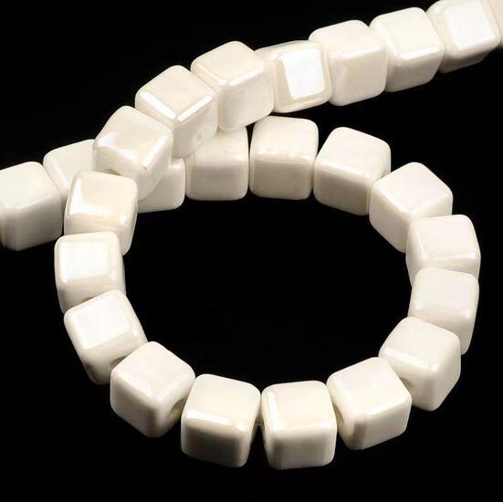 Бусины Куб керамические 10х10 мм 5 шт. Белый