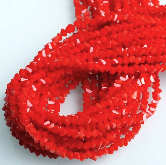 Бусины Swarovski огранка треугольник 4 мм Ø 1 мм 35 см (+-130 шт.) Красный непрозрачный