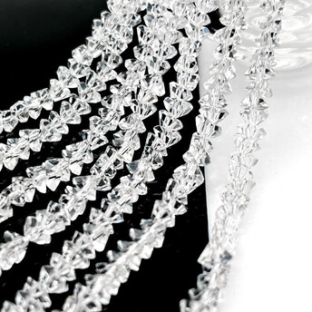 Бусины Swarovski огранка треугольник 2 мм Ø 0,8 мм 22 см (+-148 шт.) Прозрачный