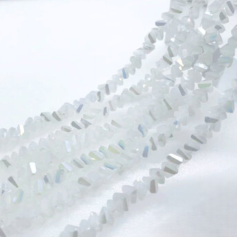 Бусины Swarovski огранка треугольник 4 мм Ø 1 мм 35 см (+-130 шт.) Молочный АВ