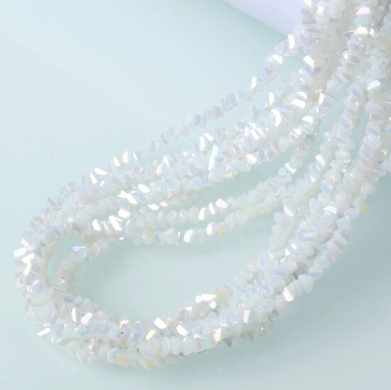 Бусины Swarovski огранка треугольник 4 мм Ø 1 мм 35 см (+-130 шт.) Белый АВ