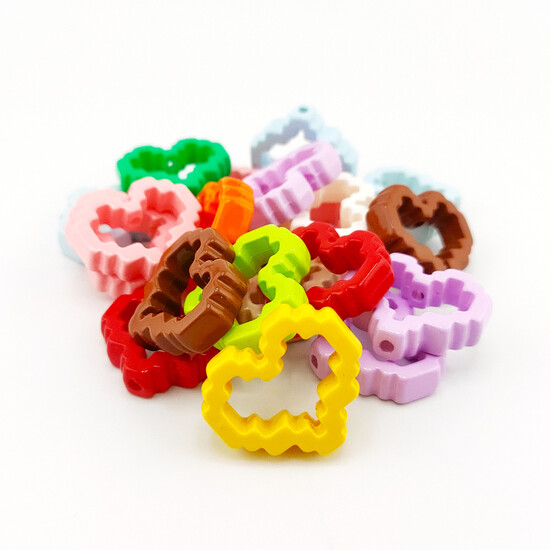 Бусина пластиковая Пиксель сердечко 29х25х7 мм Ø 2,7 мм 3 шт. Разные цвета