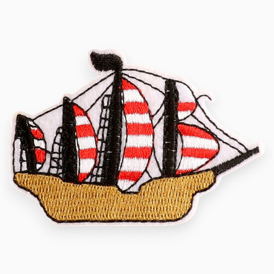 Термоаппликация Sailboat вышитая 5,1х7,3 см 1 шт. Разные цвета