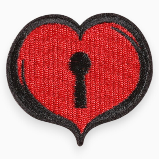 Термоаппликация Heart lock вышитая 5,7х6,1 см 1 шт. Красный