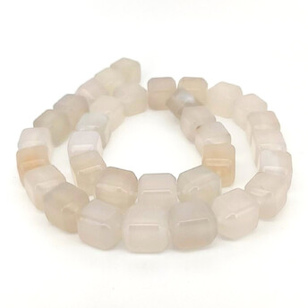 Агат молочный бусины из камня куб огранка 12х10 мм +-40 см 33 шт.