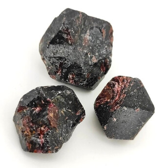 Гранат камень необработанный самородок 20-30 г 1 шт.