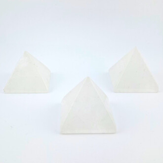 Пирамида Горный хрусталь камень сувенирный 35-39х41 мм 1 шт.