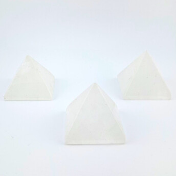 Пирамида Горный хрусталь камень сувенирный 35-39х41 мм 1 шт.