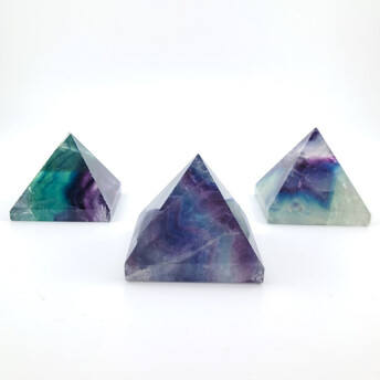 Пирамида Флюорит камень сувенирный 35-38х40 мм 1 шт.