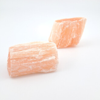 Селенит сатиновый персиковый камень самородок 50-80 г 1 шт.