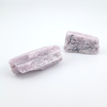 Кунцит камень необработанный самородок 30-40 г 1 шт.